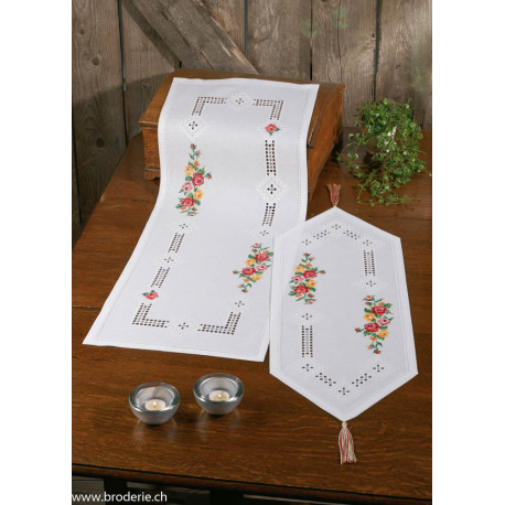 Permin, kit chemin de table roses (PE63-7872)