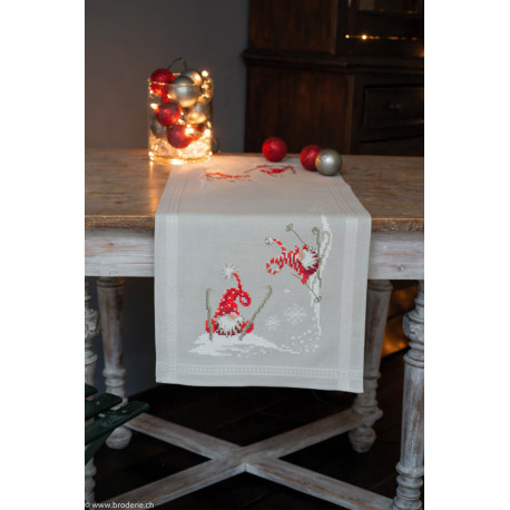 Vervaco, kit imprimé chemin de table Gnomes de Noël en ski (PN0173615)